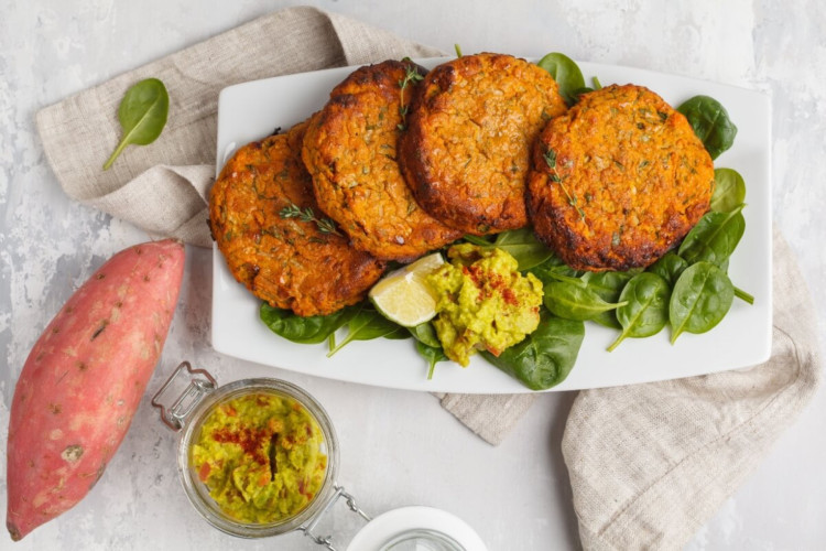 Hambúrguer de batata-doce e quinoa (Imagem: Nina Firsova | Shutterstock)