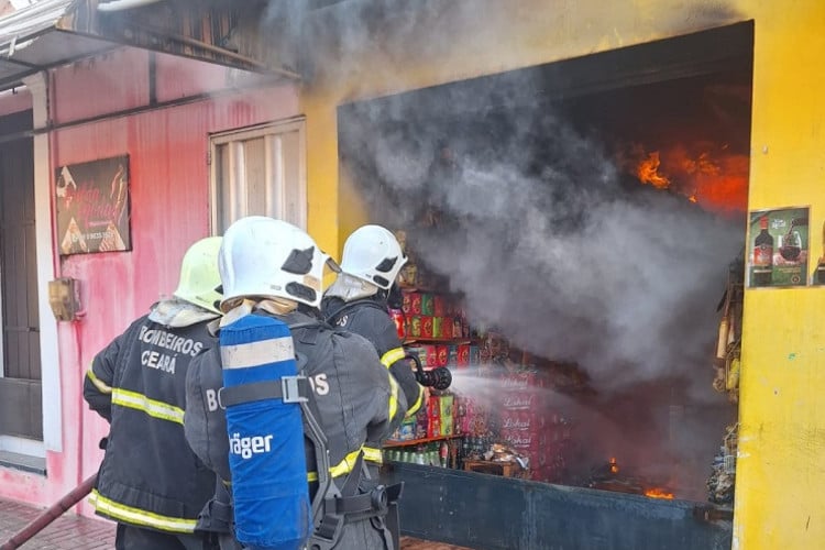 Imagens do Corpo de Bombeiros atuando no combate ao incêndio que atingiu bomboniere em Aracati