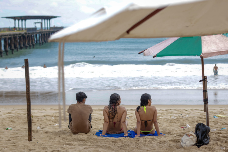 Orla da Praia de Iracema tem pouca movimentação de banhistas nesta segunda-feira, 25, feriado da Data Magna do Ceará