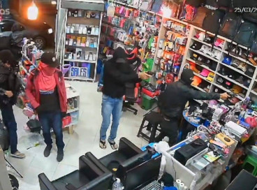 Câmeras de segurança do local registraram o momento em que um grupo invadiu e roubou uma loja em Mauriti 