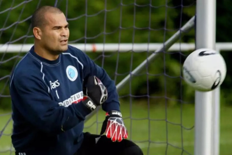 A declaração do paraguaio veio após a entrevista coletiva realizada pelo brasileiro na véspera do amistoso do Brasil contra a Espanha, na qual ele chorou ao comentar sobre o racismo sofrido no país europeu