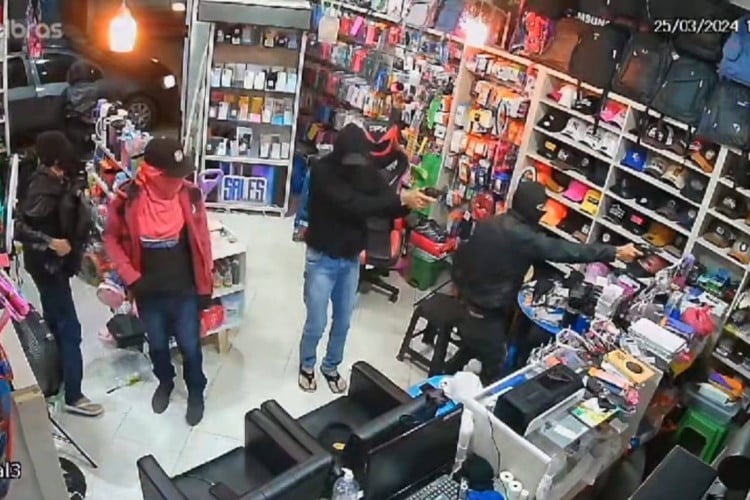 Câmeras de segurança do local registraram o momento em que um grupo invadiu e roubou uma loja em Mauriti