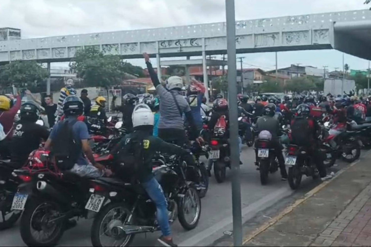 Motoristas e entregadores de aplicativo se reuniram em frente à Arena Castelão e seguiram em direção à Assembleia Legislativa do Ceará em protesto contra o Projeto de Lei 12/2024