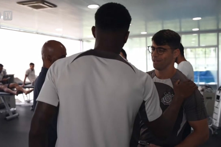 Bastidores: primeiro dia de Cacá no Corinthians