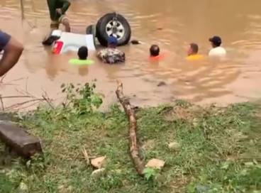 Vídeo mostra moradores tentando remover o veículo de dentro da água 