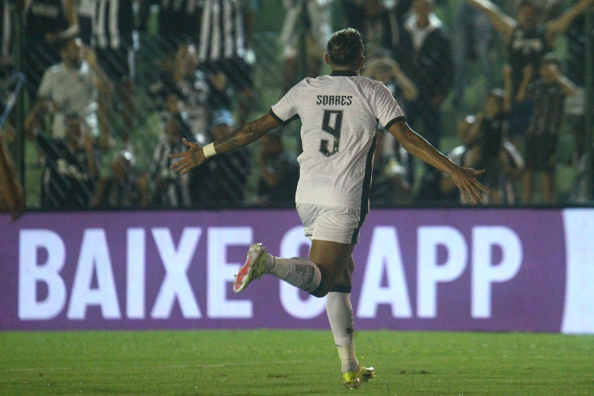 Tiquinho Soares marcou dois gols na vitória do Botafogo sobre o Boavista (Foto: Vitor Silva/Botafogo)