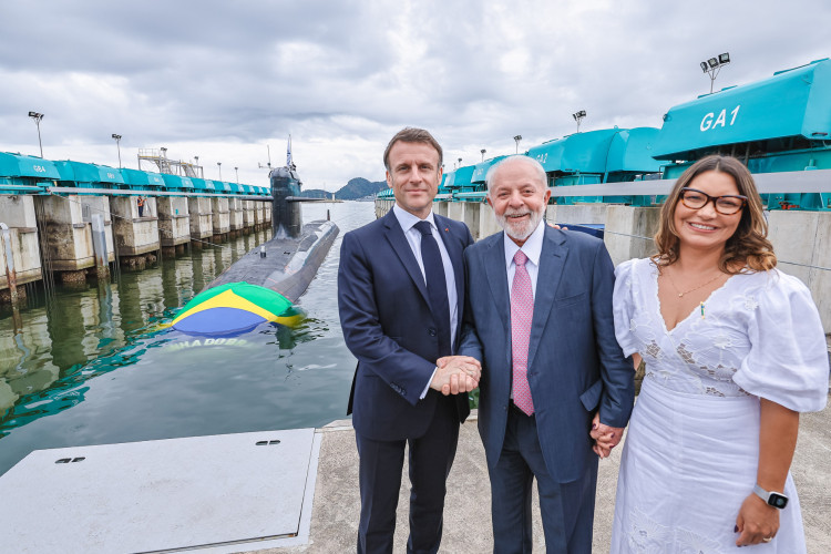 27.03.2024 - Presidente da República, Luiz Inácio Lula da Silva, durante a cerimônia de lançamento ao mar do submarino Tonelero, com a participação do Presidente da República Francesa, Emmanuel Macron, na Base de Submarinos da Ilha da Madeira. Itaguaí - RJ.  Foto: Ricardo Stuckert / PR