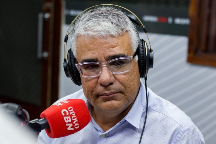 FORTALEZA, CEARÁ, BRASIL, 27-03-2024: Senador Eduardo Girão em entrevista para a rádio O Povo CBN. (Foto: Samuel Setubal)