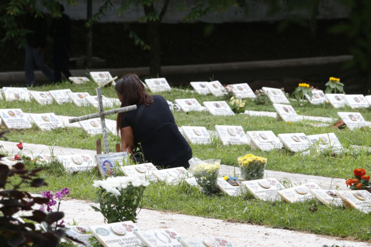 Cemitérios de São Paulo cobram taxas para exumar e reenterrar corpos