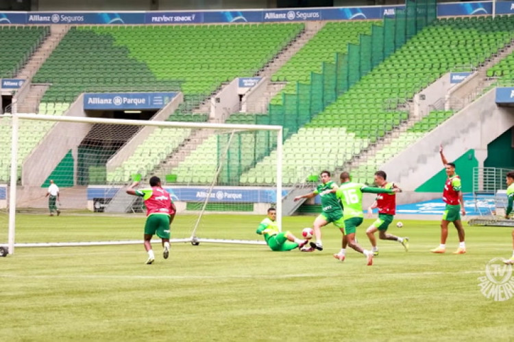 Com direito a bicicleta de Abel Ferreira, Palmeiras treina no Allianz Parque