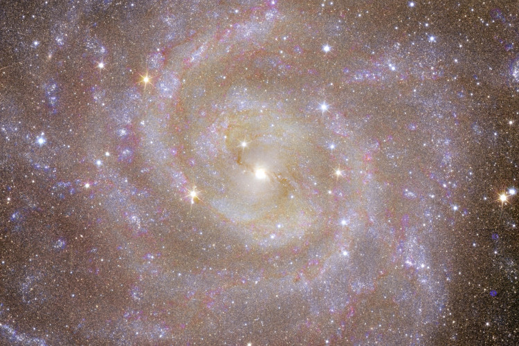 Campos magnéticos se enrolam em espiral ao redor do buraco negro supermassivo Sagitário A*, localizado no coração da Via Láctea