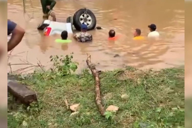 Vídeo mostra moradores tentando remover o veículo de dentro da água