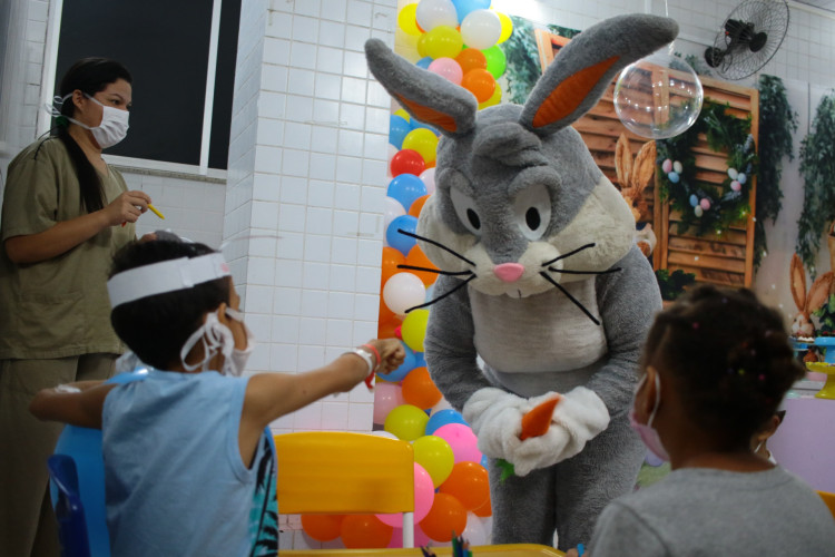 Páscoa no Hias: crianças internadas recebem ovos de chocolate em ação na manhã desta sexta-feira, 27