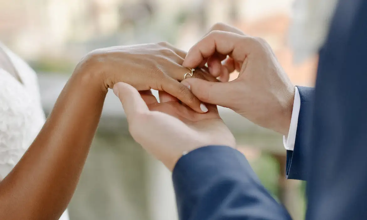 Casamento Comunitário - Casais trocam alianças em cerimônia coletiva promovida pela Prefeitura de Aquiraz.