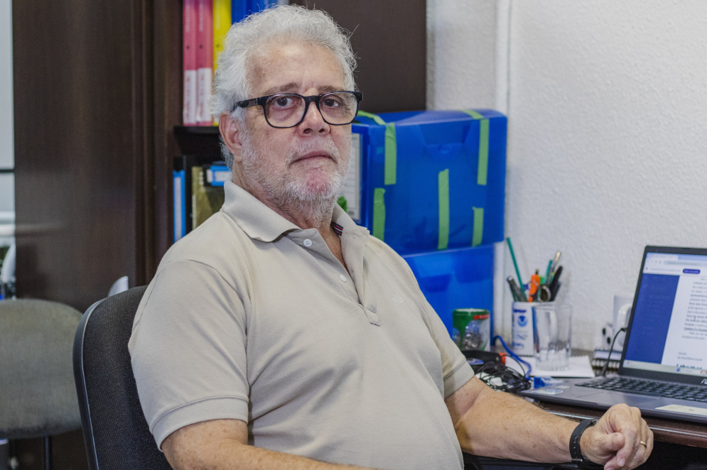 FORTALEZA, CEARÁ, 27-03-2024: Páginas Azuis com o professor e pesquisador Luiz Drude. (Foto: Fernanda Barros / O Povo) FORTALEZA, CEARÁ, 27-03-2024: Páginas Azuis com o professor e pesquisador Luiz Drude. (Foto: Fernanda Barros / O Povo)