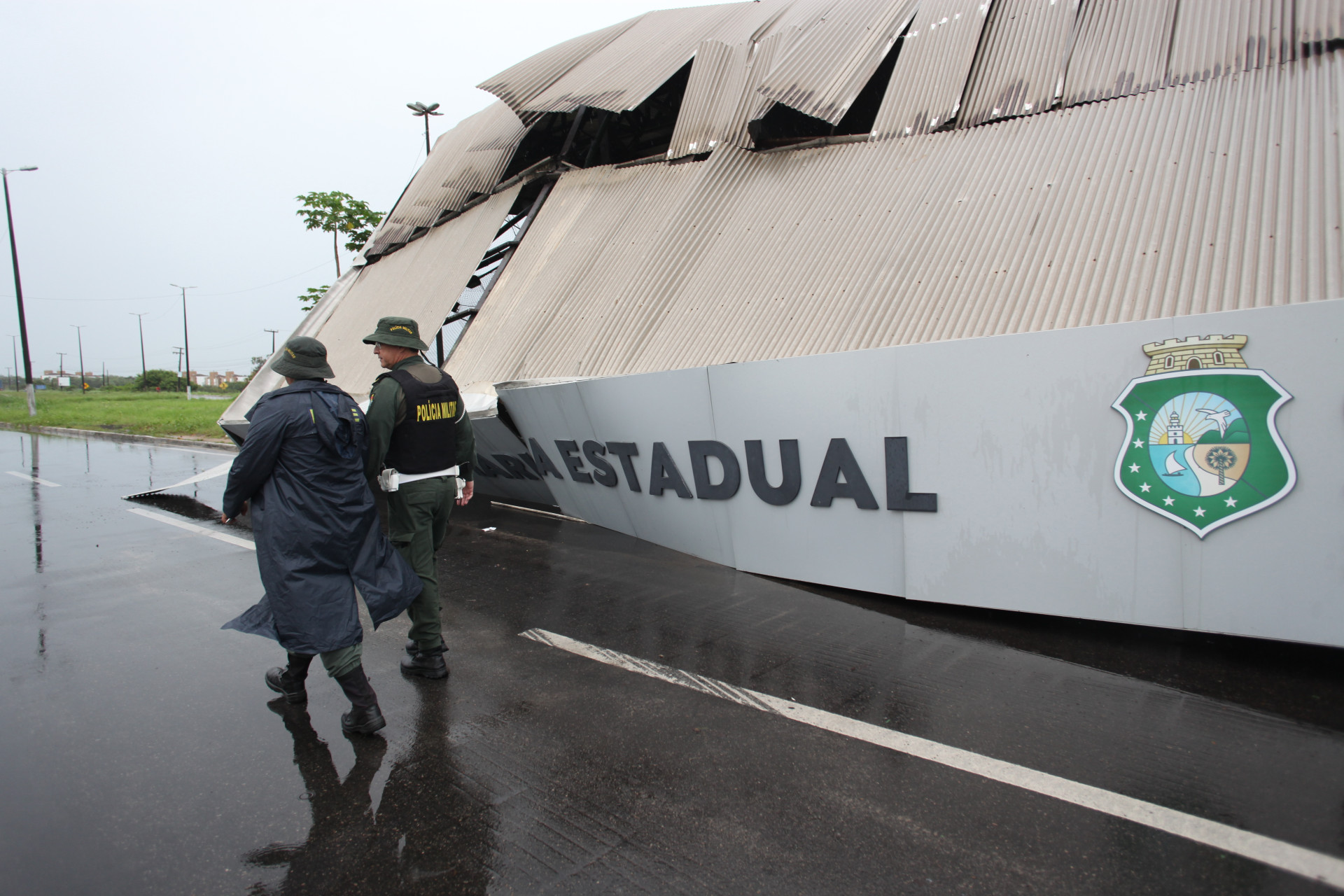 ￼TETO de posto da PRE na CE-040 em Aquiraz desabou mas não deixou feridos   (Foto: FÁBIO LIMA)
