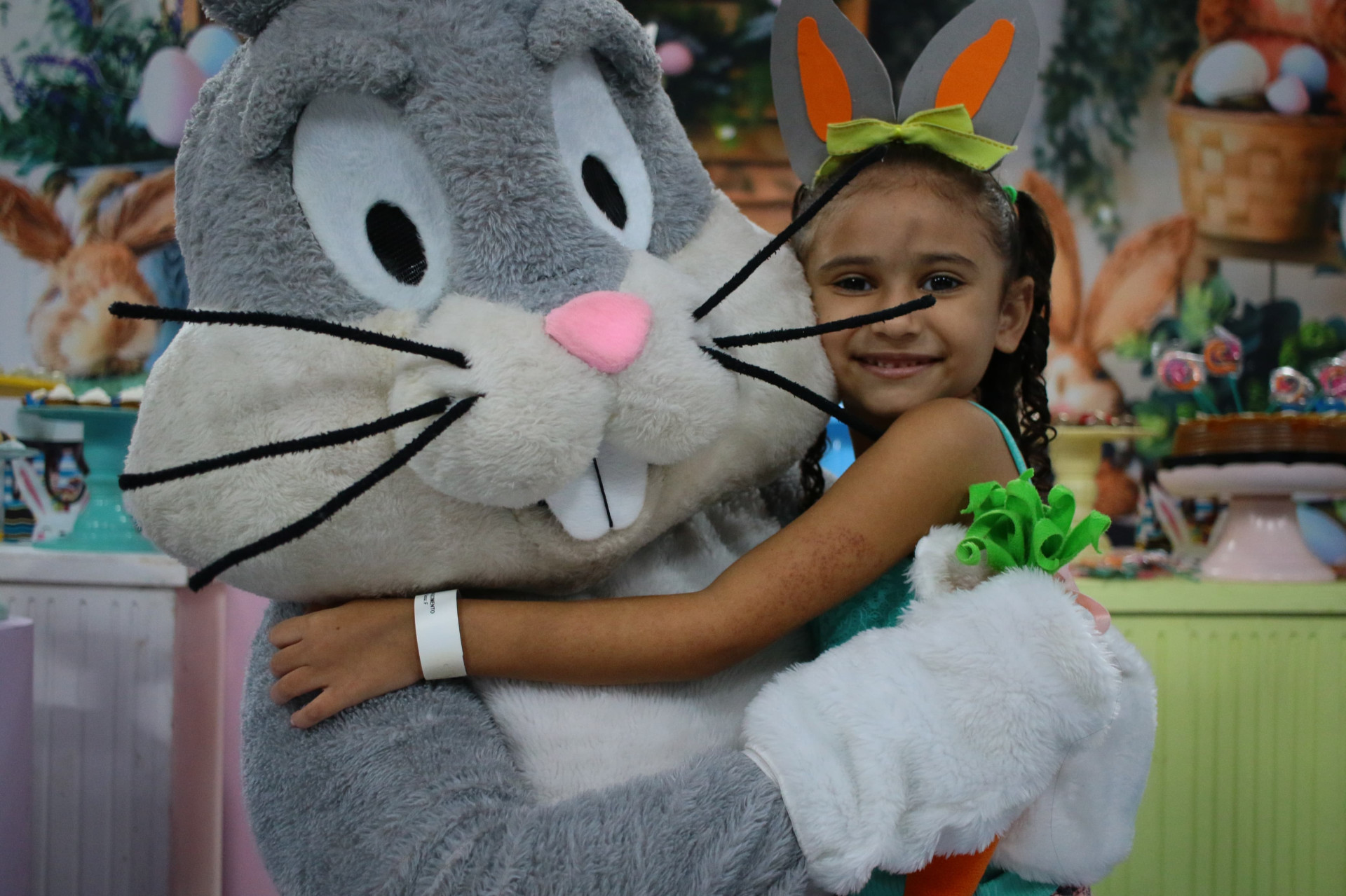 ￼ PÁSCOA no Hias: crianças internadas tiveram manhã diferente