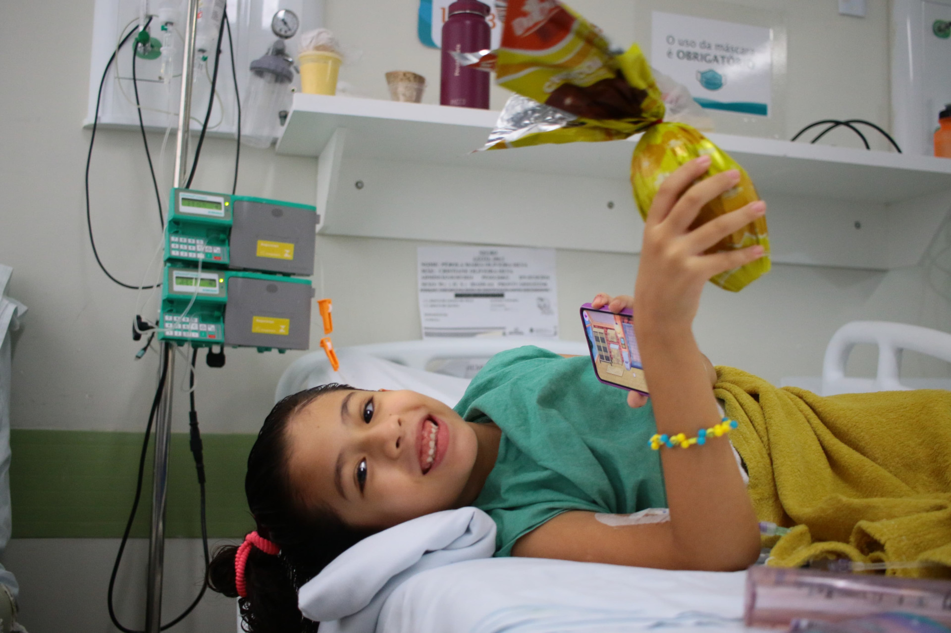 Páscoa no Hias: crianças internadas recebem ovos de chocolate em ação na manhã desta sexta-feira, 27