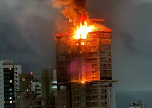 ￼PRÉDIO em construção no bairro da Torre, no Recife, pega fogo