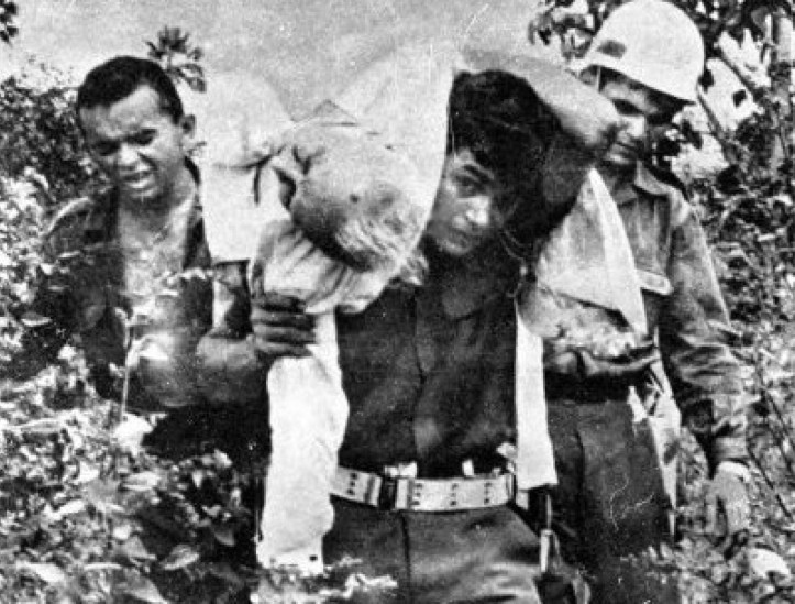 Em 18 de julho de 1967, o militar Francisco Cavalcante Uchôa aparece, no centro da fotografia, carregando nas costas o corpo de Cândido Castello Branco, irmão do ex-presidente Castello Branco. Ambos morreram no mesmo acidente aéreo 