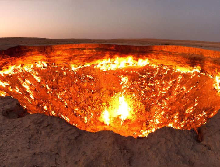 Cratera de gás Darvaza, conhecida Porta para o Inferno ou Portões do Inferno, no Turcomenistão 