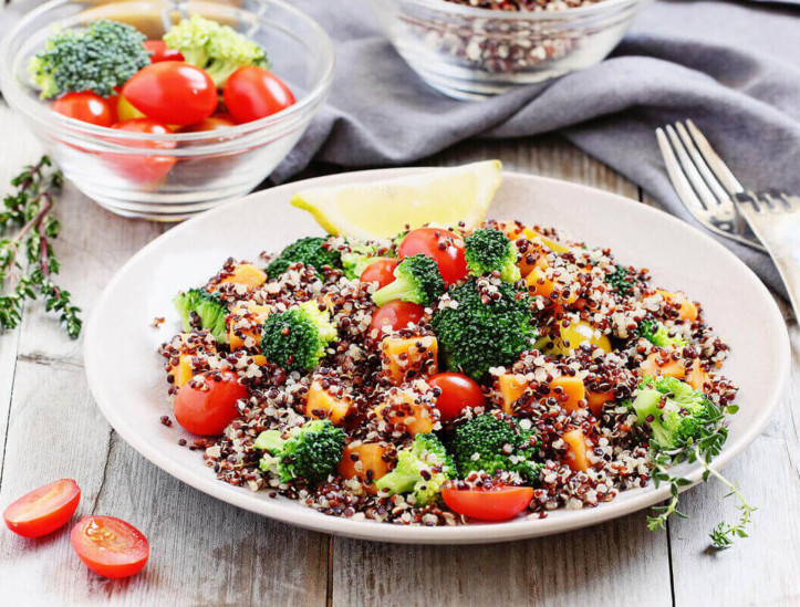 Salada de quinoa com brócolis (Imagem: Losangela | Shutterstock) 