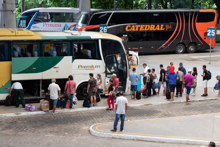 Movimentação de pessoas para viagens de ônibus, na Rodoviária Engenheiro João Thomé(Foto: Samuel Setubal)