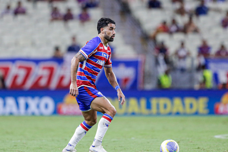Zagueiro Brítez em jogo do Fortaleza na Arena Castelão