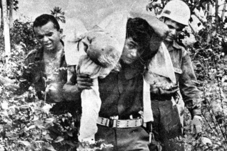 Em 18 de julho de 1967, o militar Francisco Cavalcante Uchôa aparece, no centro da fotografia, carregando nas costas o corpo de Cândido Castello Branco, irmão do ex-presidente Castello Branco. Ambos morreram no mesmo acidente aéreo