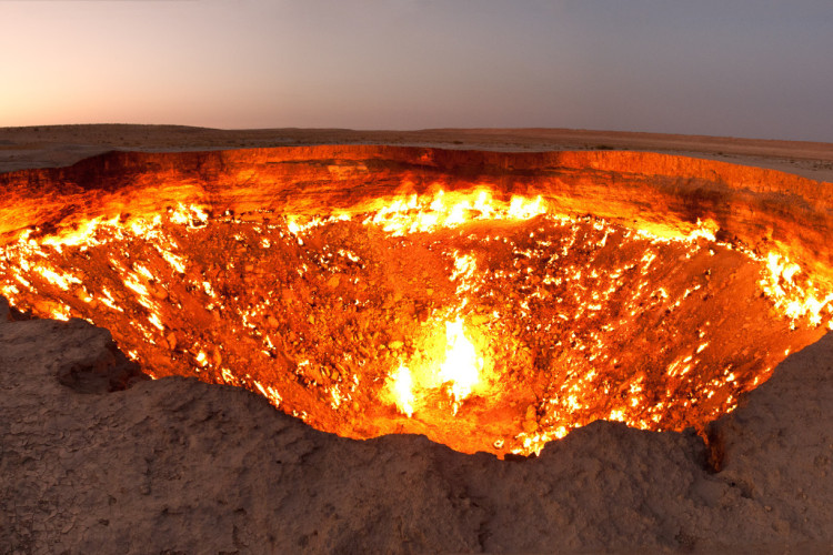 Cratera de gás Darvaza, conhecida Porta para o Inferno ou Portões do Inferno, no Turcomenistão