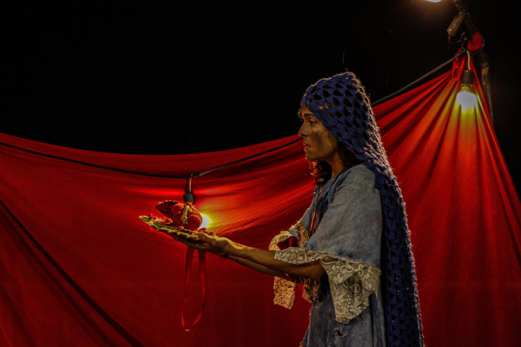 Neide Oliveira, junto com o Grupo Avia de Teatro leva apresentação de 'As Margens - a paixão de Cristo' para espaços públicos.