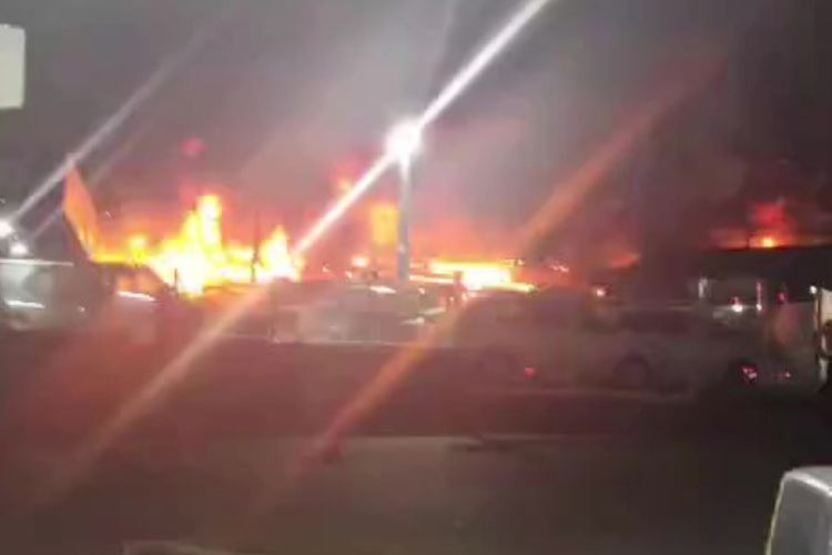 Incêndio destruiu a frota de carros da loja