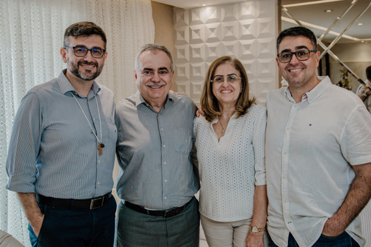 Assis Júnior, Assis, Edna e Eduardo Cavalcante compõe o quadro de sócios da empresa. Os filhos também são professores universitários(Foto: Anderson Gama)