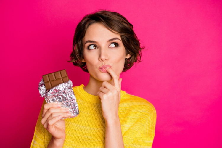 Pessoas com restrições alimentares precisam se atentar ao rótulo do chocolate (Imagem: Roman Samborskyi | Shutterstock) - Portal EdiCase