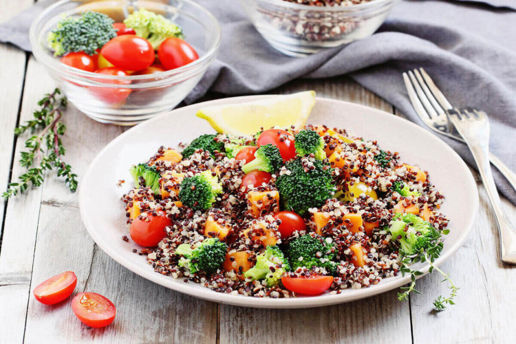Salada de quinoa com brócolis (Imagem: Losangela | Shutterstock) - Portal EdiCase