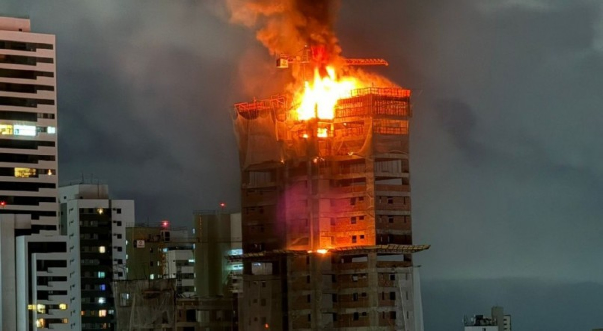 Prédio no bairro da Torre, no Recife, pega fogo