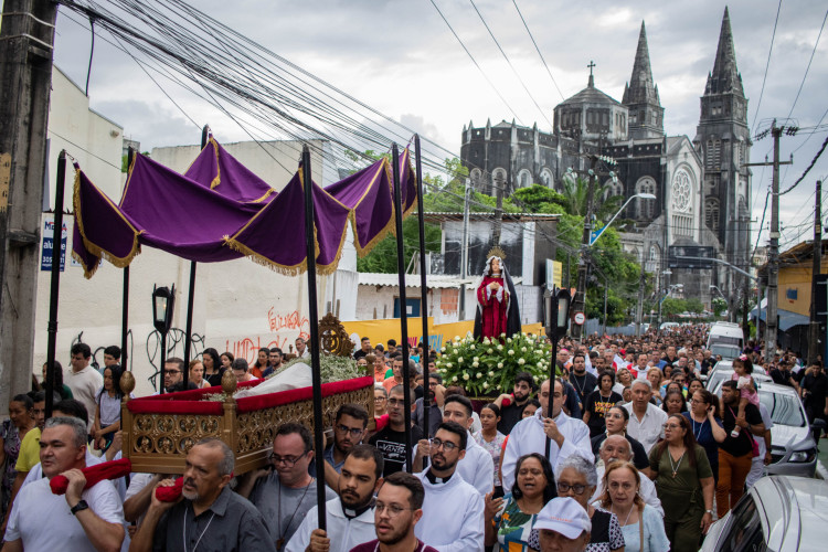 FORTALEZA, CEARÁ, BRASIL, 29-03-2024: Procissão do Senhor morto, com movimentação intensa de pessoas e fieis, na sexta feira da semana santa, na Catedral Metropolitana, Igreja da Sé. (Foto: Samuel Setubal/ O Povo)