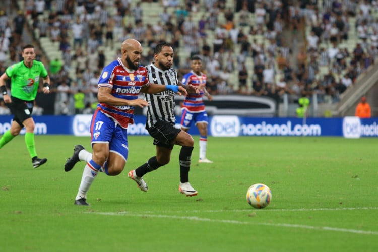 Zé Welison e Lourenço disputam lance no jogo Fortaleza x Ceará, no Castelão, pela final do Campeonato Cearense 2024