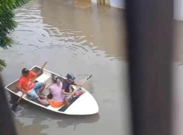 Moradores de Quixadá usam barco por causa de forte de chuva.  