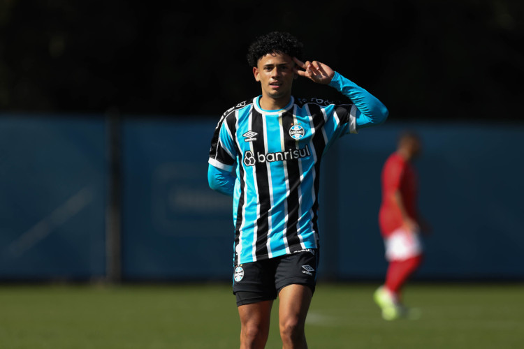 Gustavo Gouveira, o Guga, em atuação pelo Sub-17 do Grêmio em 2023