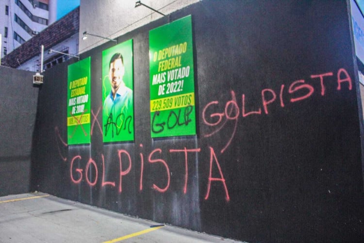 QG do deputado federal e pré-candidato a Prefeitura de Fortaleza, André Fernandes (PL), vandalizado