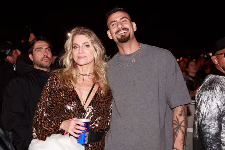 Aproximação entre a atriz Letícia Spiller e o ex-BBB Nizam começou durante o Carnaval 2024 do Rio de Janeiro