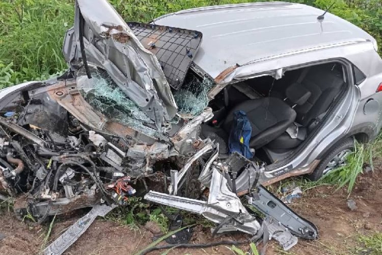 O motorista do carro sofreu escoriações e precisou ser levado para o Hospital Regional Vale do Jaguaribe, já o motorista do caminhão não sofreu ferimentos