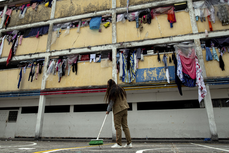 Presidiária varre o pátio da prisão feminina El Buen Pastor, em Bogotá