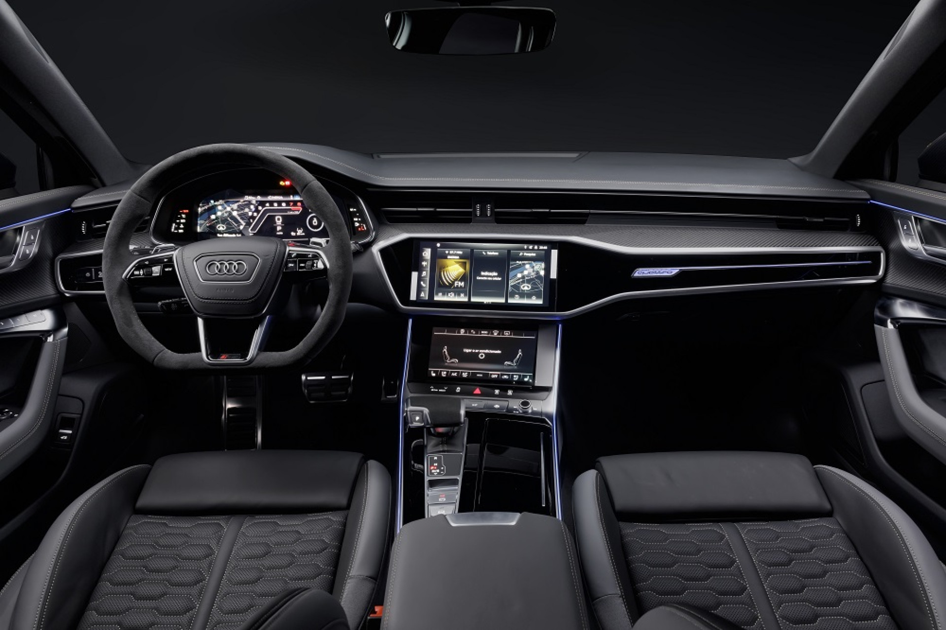 O novo RS 6 Avant performance possui acabamento interno que combina materiais nobres como Alc&acirc;ntara, couro e fibra dem couro com costura vermelha e a sigla RS no encosto possuem abas laterais generosas que conferem firmeza aos ocupantes mesmo nas curvas mais sinuosas