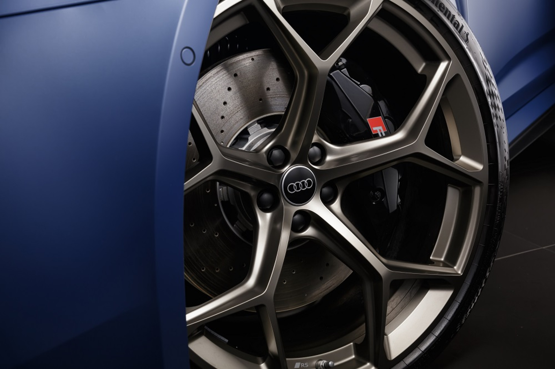 A tecnologia do eixo traseiro din&acirc;mico possibilita girar as rodas traseiras em at&eacute; cinco graus. Em baixa velocidade, elas viram na dire&ccedil;&atilde;o oposta &agrave;s rodas dianteiras, reduzindo o di&acirc;metro de giro. Em alta velocidade, elas viram na mesma dire&ccedil;&atilde;o do eixo dianteiro, refor&ccedil;ando a estabilidade durante as mudan&ccedil;as de faixa