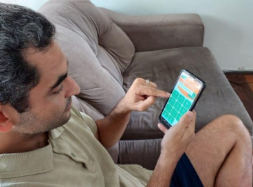 Aurimar Monteiro, 37, pai da Teresa, de 3 anos, sempre recorre ao atendimento virtual para evitar o deslocamento e as filas de espera
 