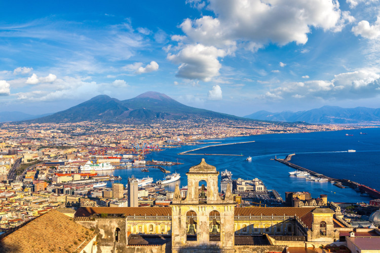 Nápoles e Monte Vesúvio, na Itália