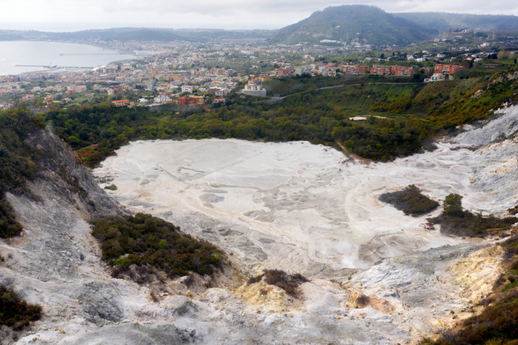 Vista a&eacute;rea de Solfatara de Pozzuoli, perto de N&aacute;poles, It&aacute;lia. &Eacute; um vulc&atilde;o adormecido e faz parte da &aacute;rea vulc&acirc;nica dos Campos Fl&eacute;greos.