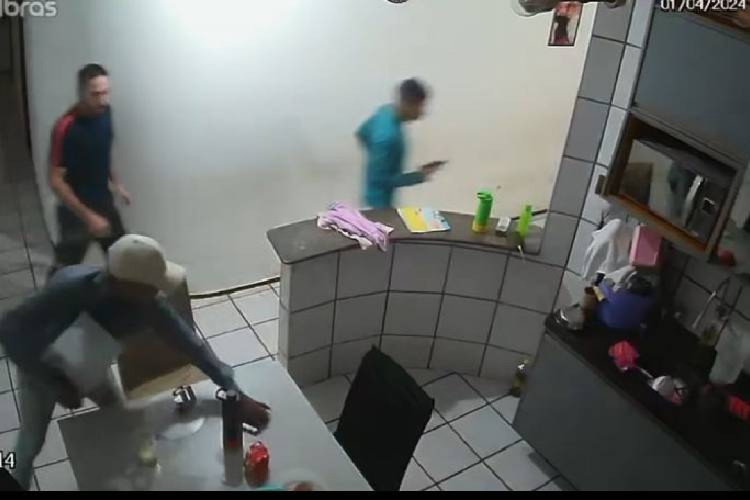 Homens fazem mulher e crianças reféns e invadem residência